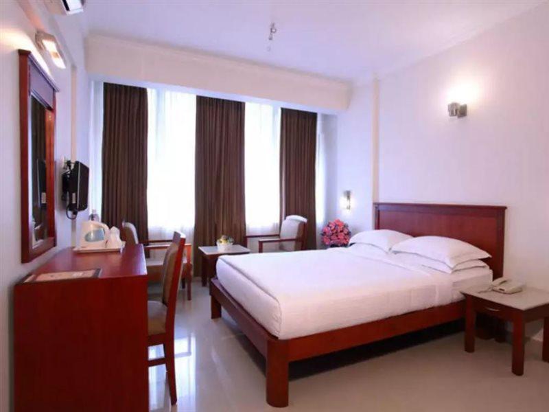 Pooram International Hotel Thrissur Buitenkant foto