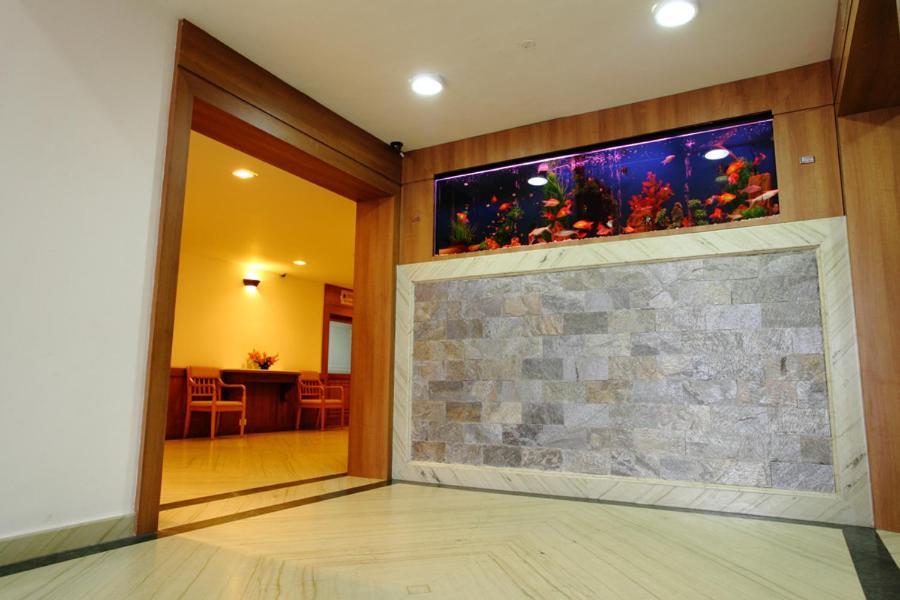 Pooram International Hotel Thrissur Buitenkant foto